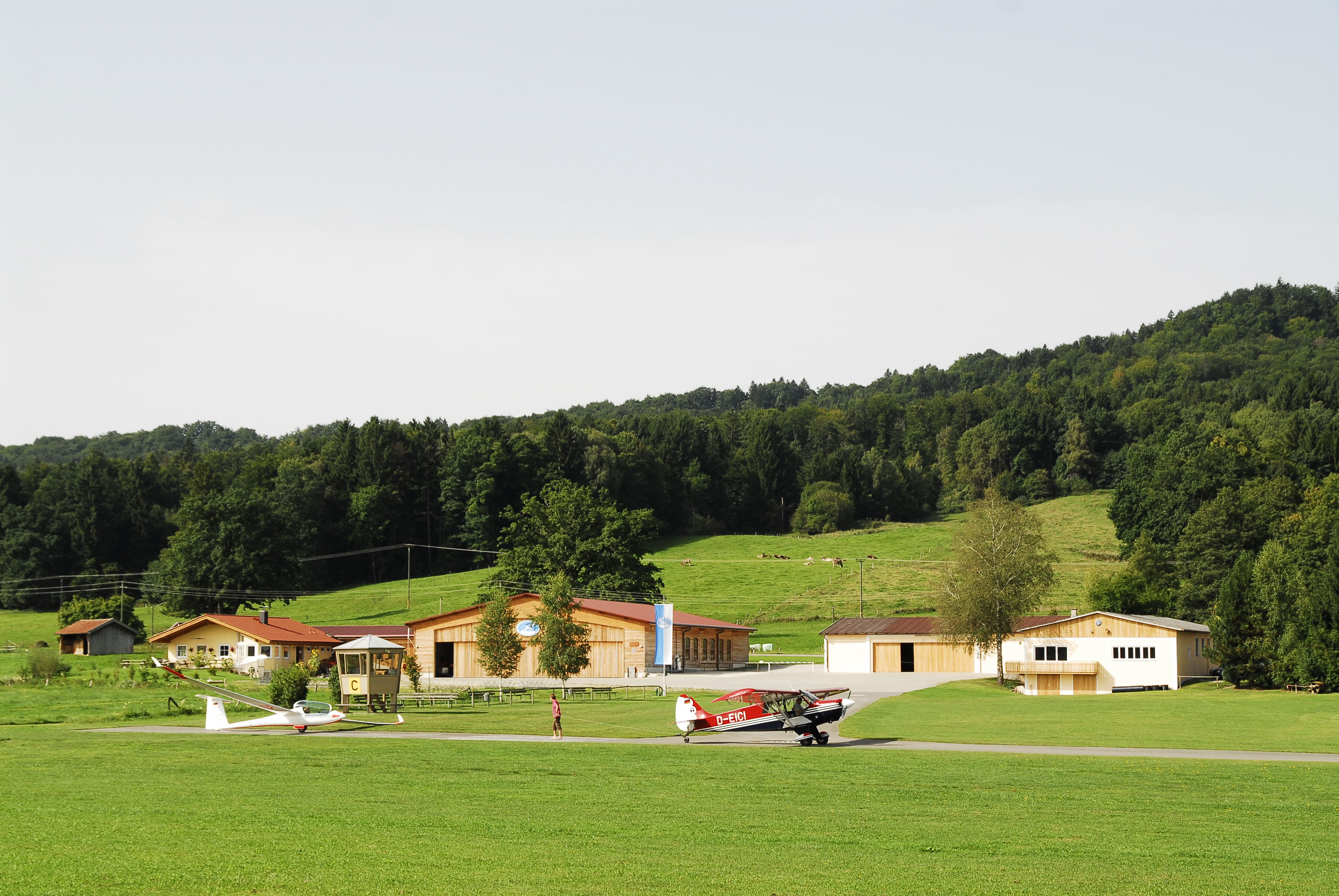 Segelflugzeug im Flug über bayerische Landschaft